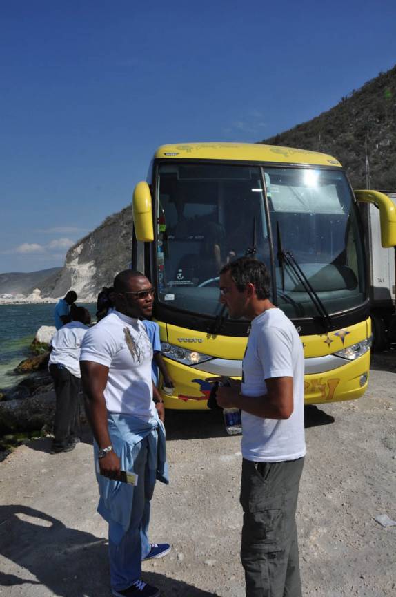 Parados na imigração, conversando com um haitiano companheiro na viagem da Rep. Dominicana á Port-au_Prince, capital do país